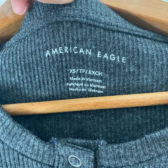 EUC AE Grey Short Sleeve Crop Top XS - Picture 2 of 3